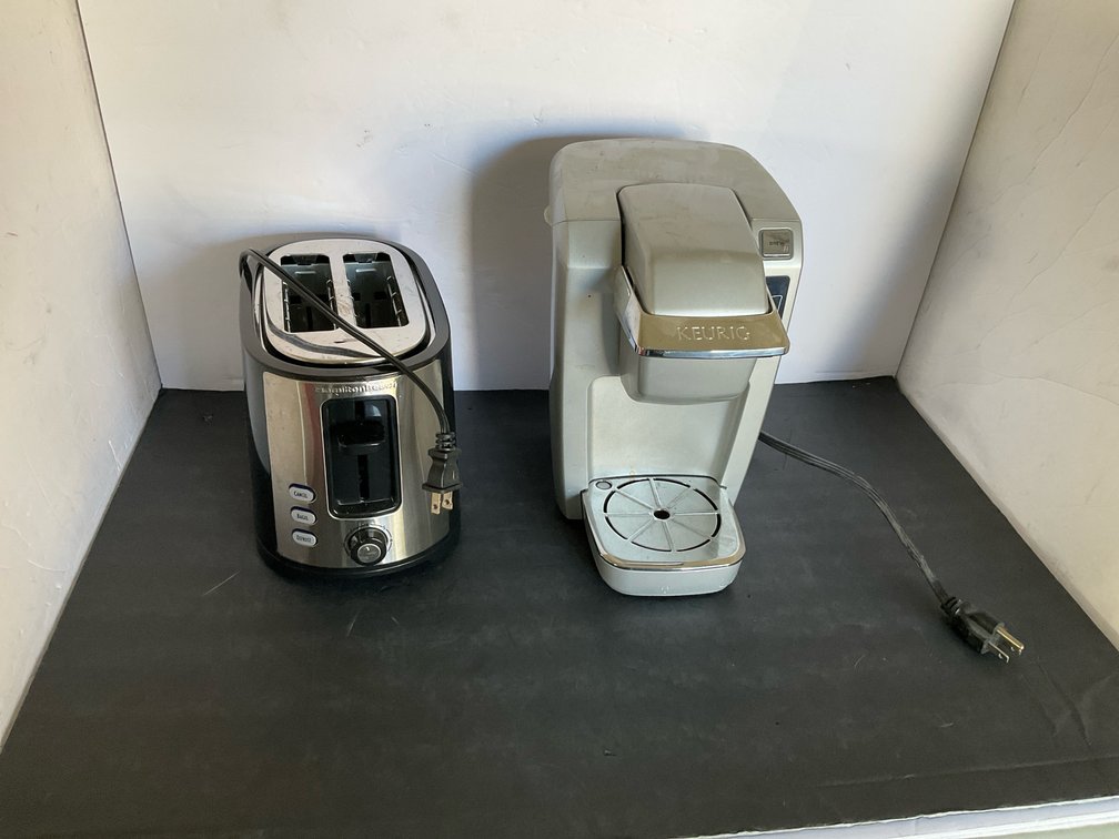 Hamilton Beach 2-slice toaster & Keurig coffee maker - Garage