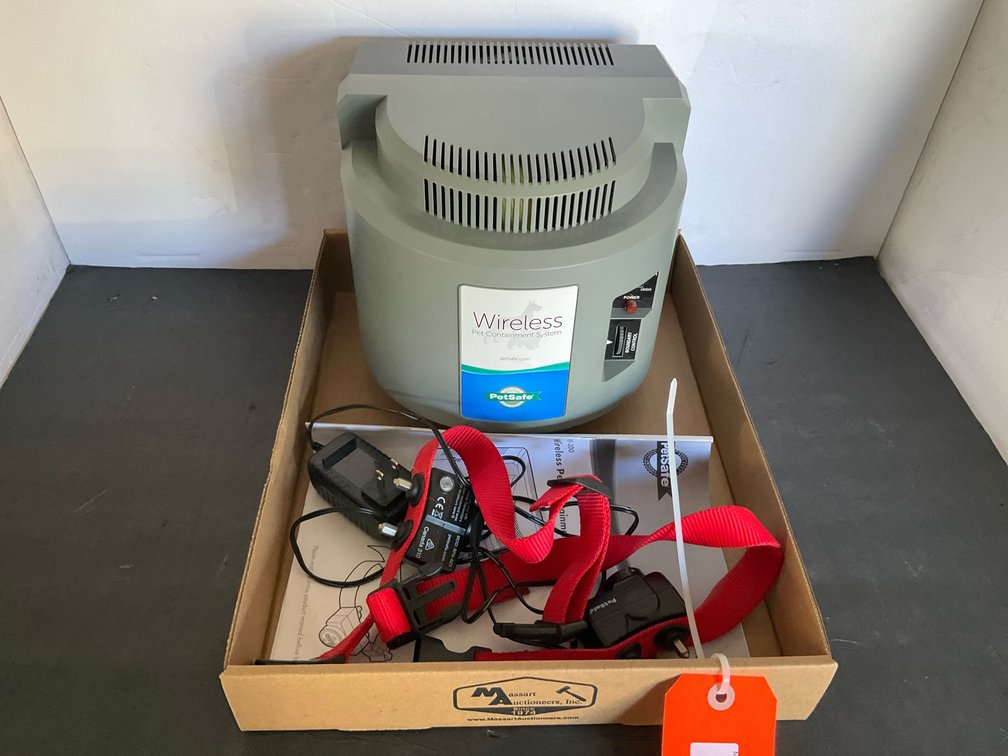PetSafe wireless pet containment system with 2 collars - Garage