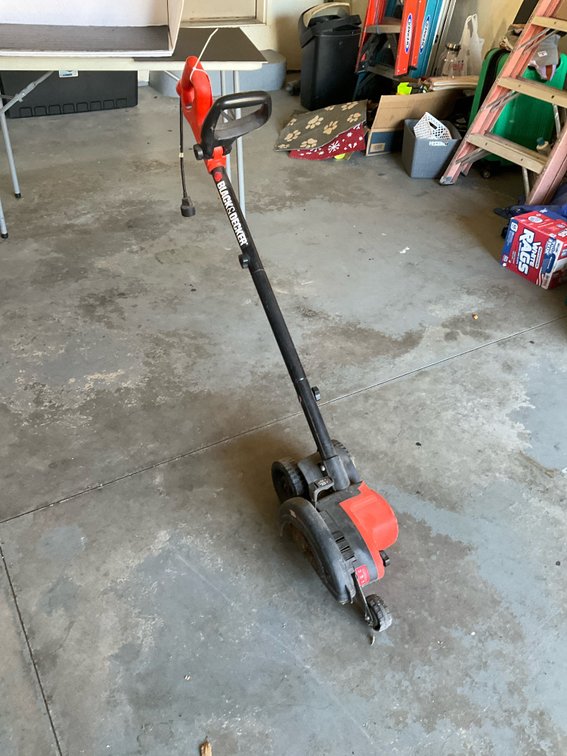 Black & Decker corded electric lawn edger - Garage