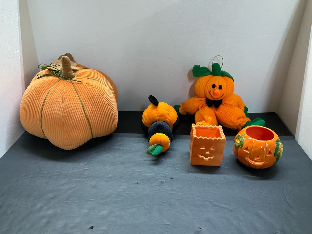 5 Halloween pumpkin plush & ceramic decorations