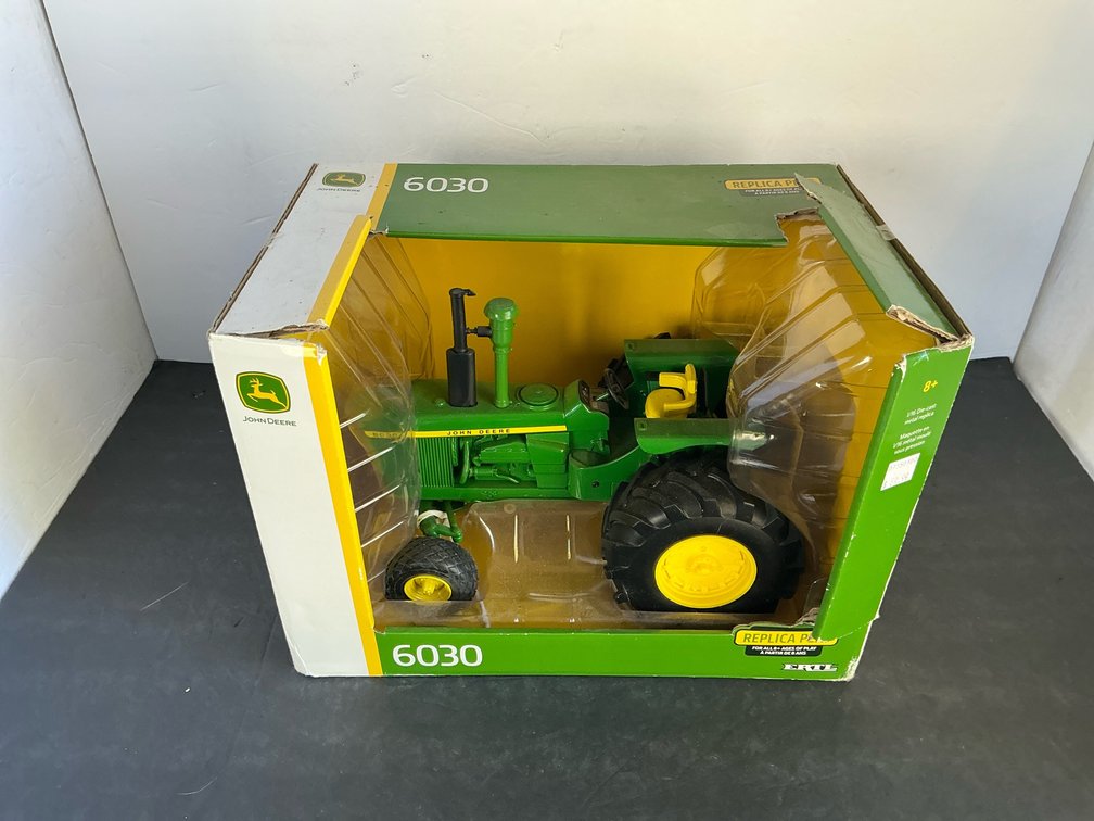 ERTL John Deere 6030 1/16 scale die-cast tractor - Garage