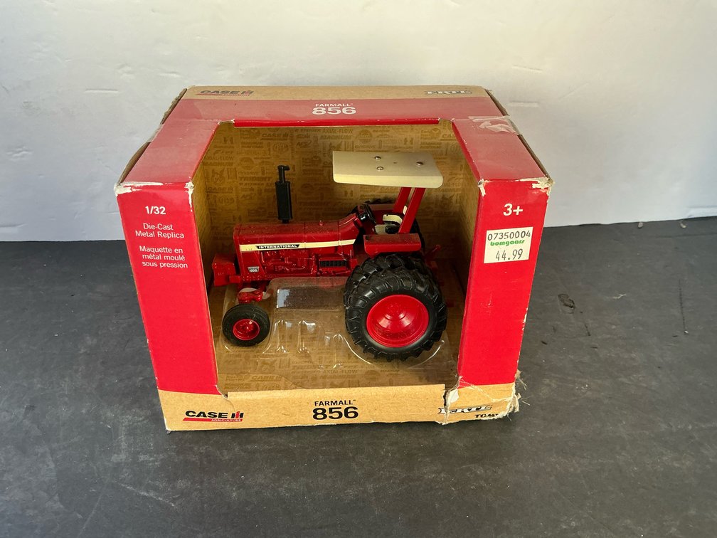 ERTL Case IH Farmall 856 1/32 scale tractor in box - Garage