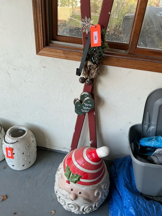 Decorative wooden skis & ceramic Santa Claus head - Garage