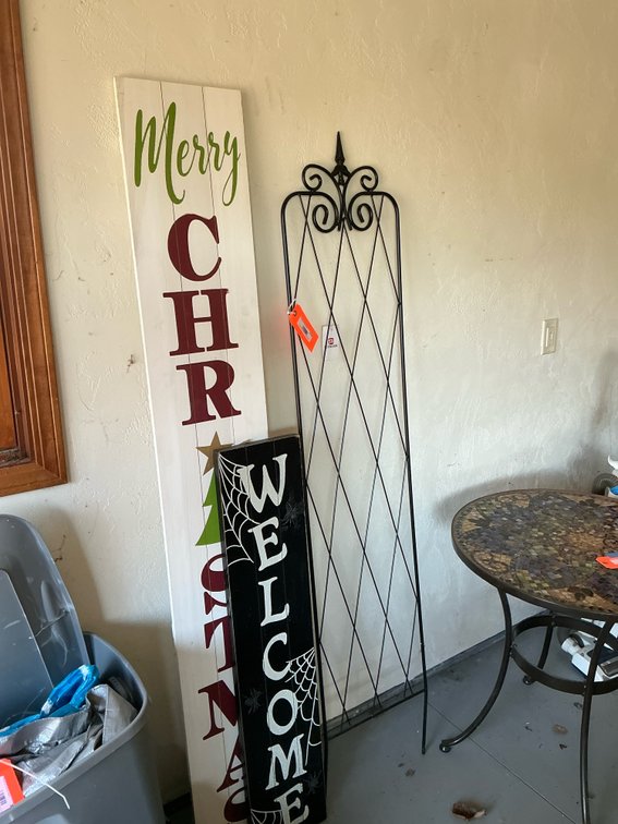 2 wooden porch signs & metal garden trellis - Garage