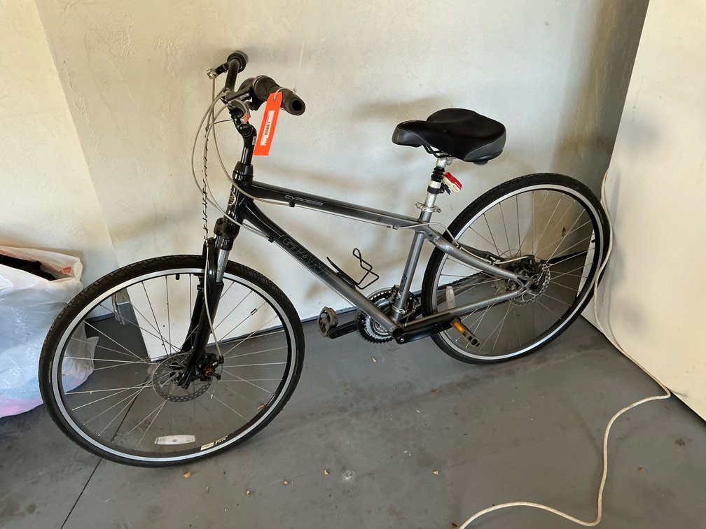 Giant Cypress DX hybrid bicycle with disc brakes - Garage