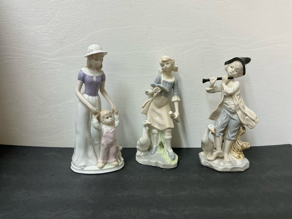 Set of glazed porcelain figurines