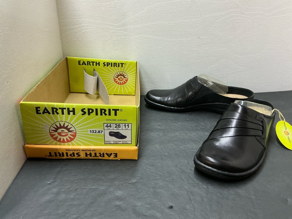 Pair of Earth Spirit Jenna leather clogs with box size 11