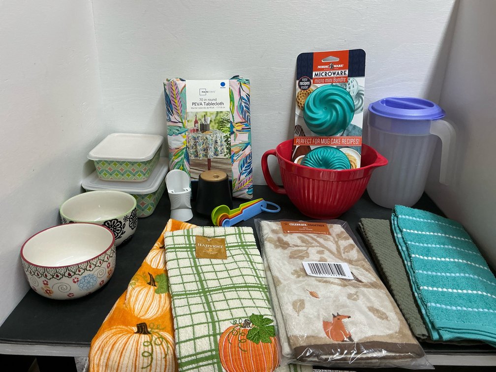 Assorted kitchenware, linens & baking accessories