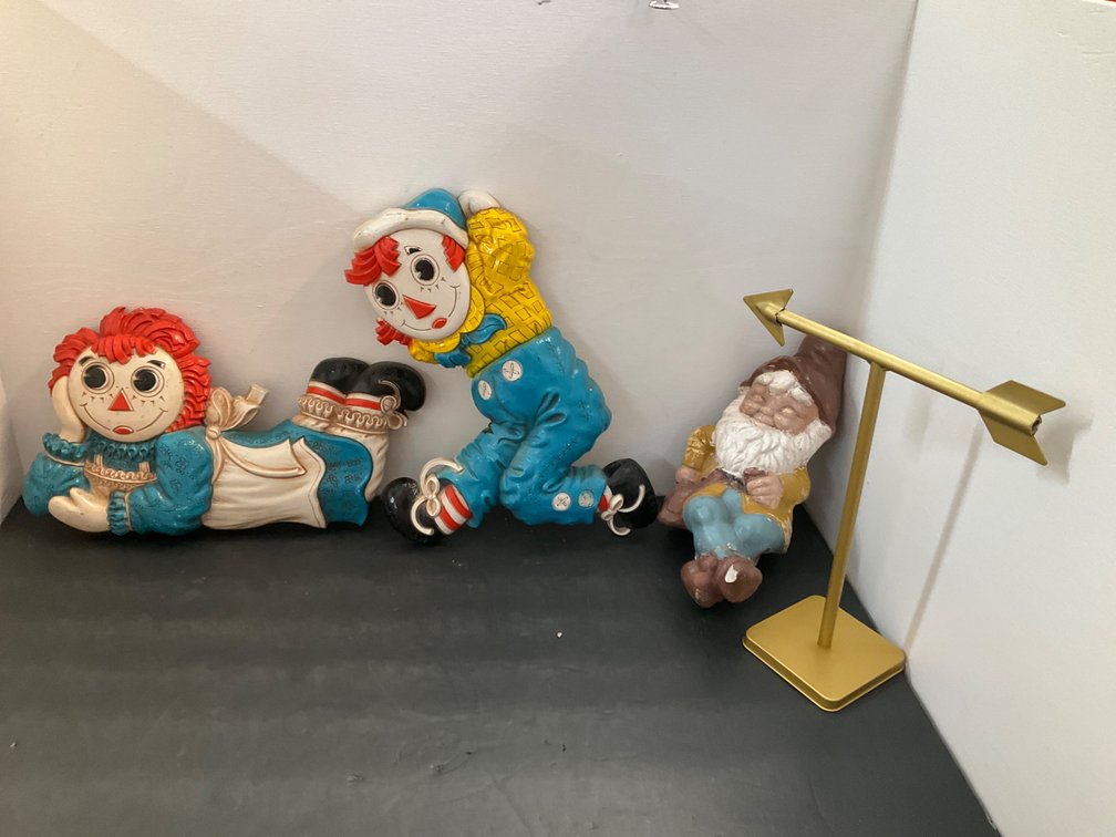 Raggedy Ann & Andy wall plaques, gnome figure & arrow stand