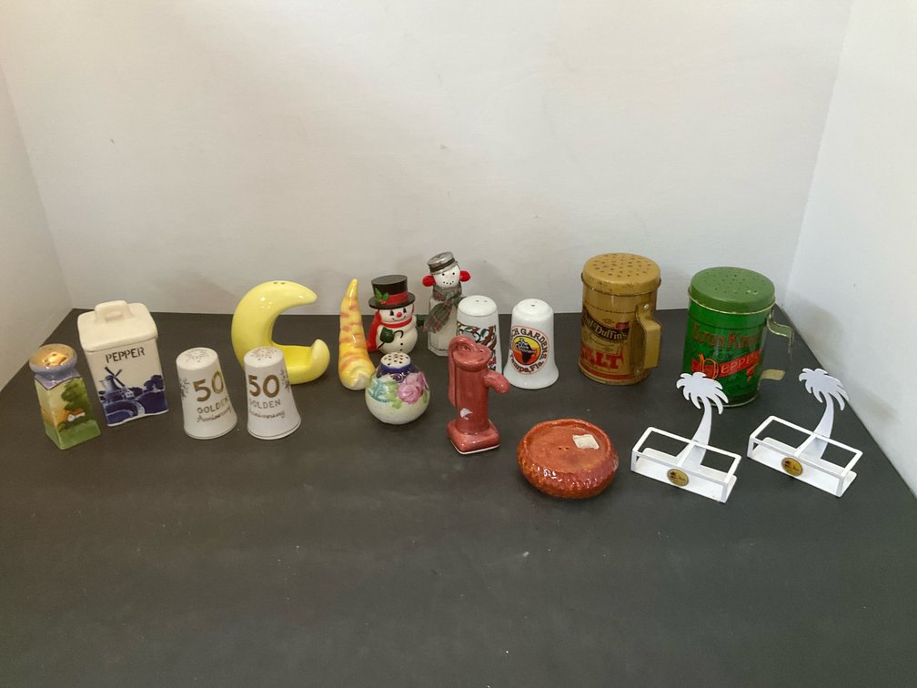 Grouping of novelty & souvenir salt & pepper shakers