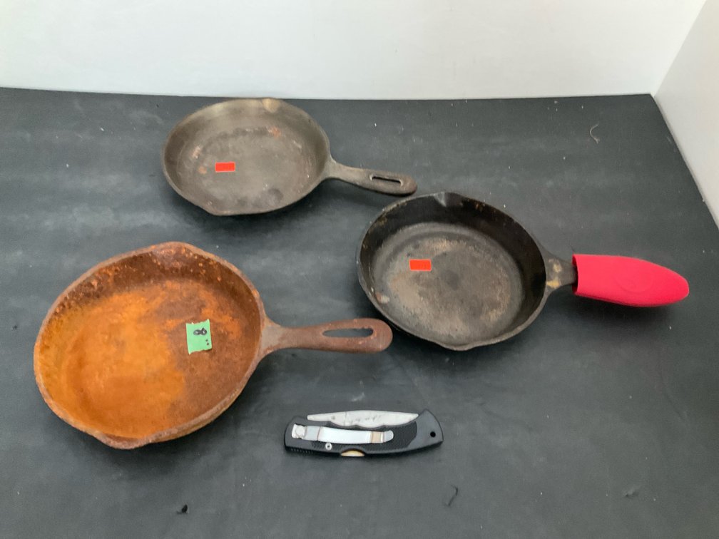 3 cast iron skillets with red silicone handle sleeve & folding knife