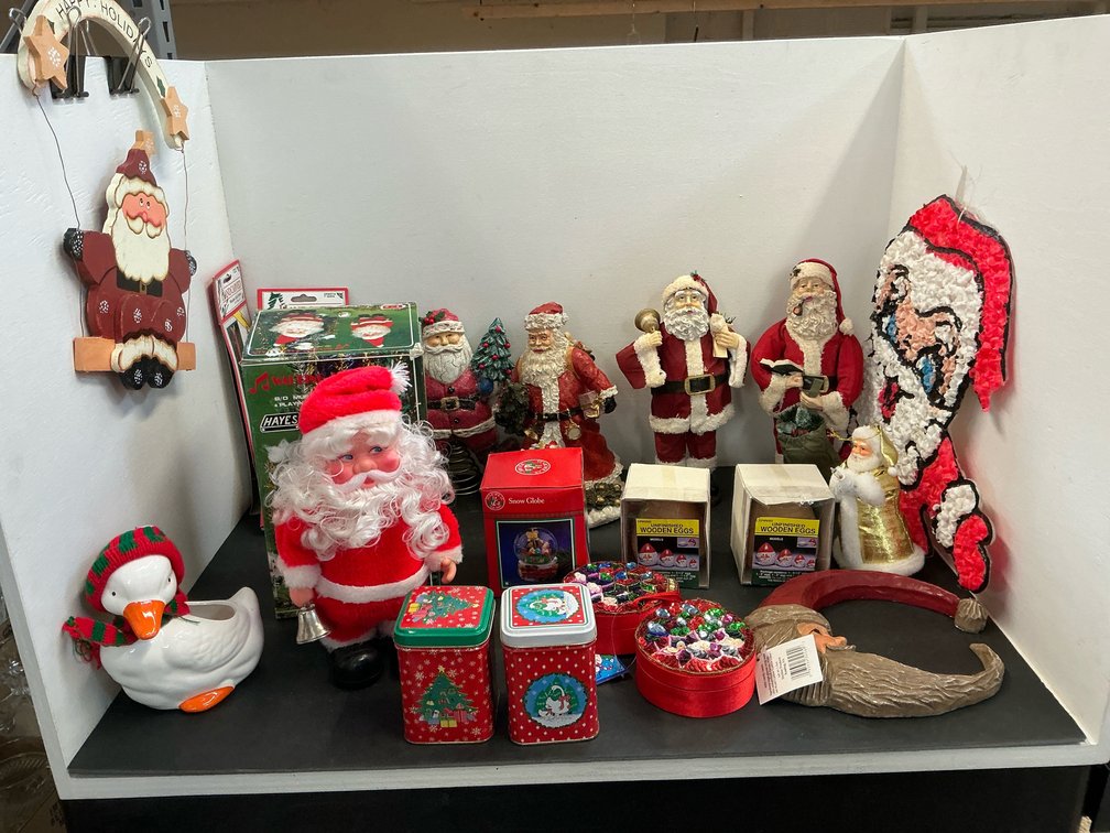 Grouping of Santa Claus figurines & Christmas decor