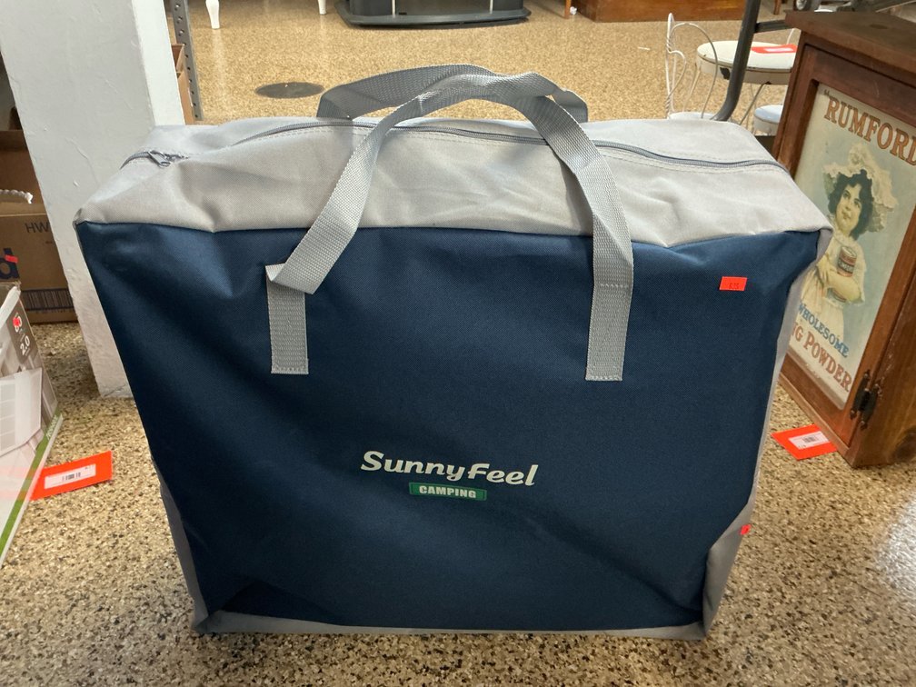 SunnyFeel folding director's camp chair with side table
