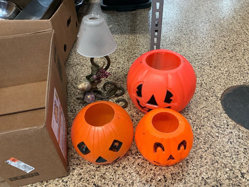 3 plastic jack-o'-lantern buckets & accent lamp