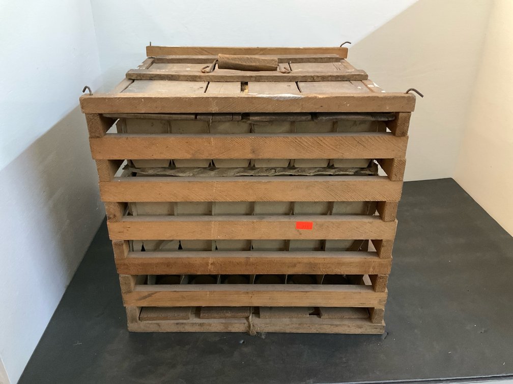Slatted wooden egg crate with lid & handle