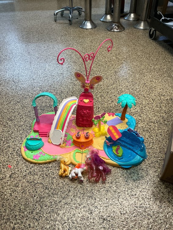 Tropical island toy playset with 3 pony figures