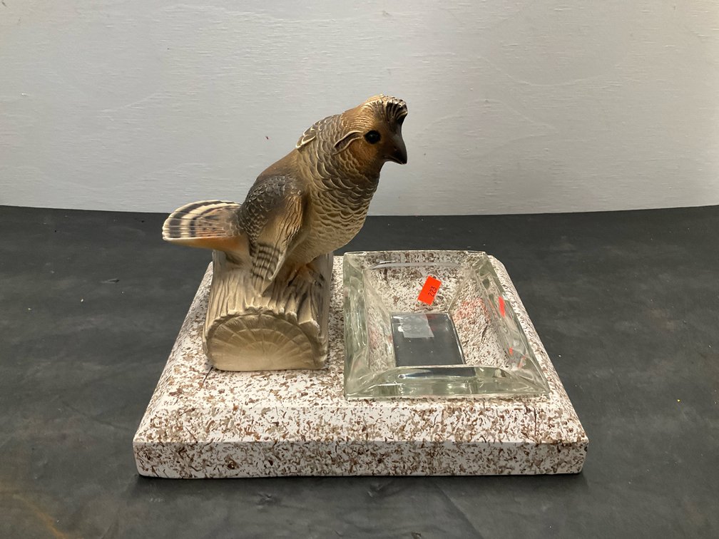Game bird figurine desk stand with ashtray