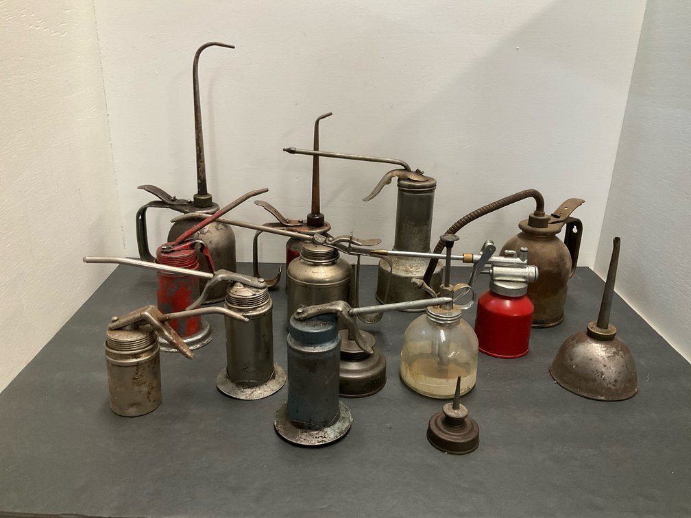 Grouping of metal & glass oil cans & pump oilers