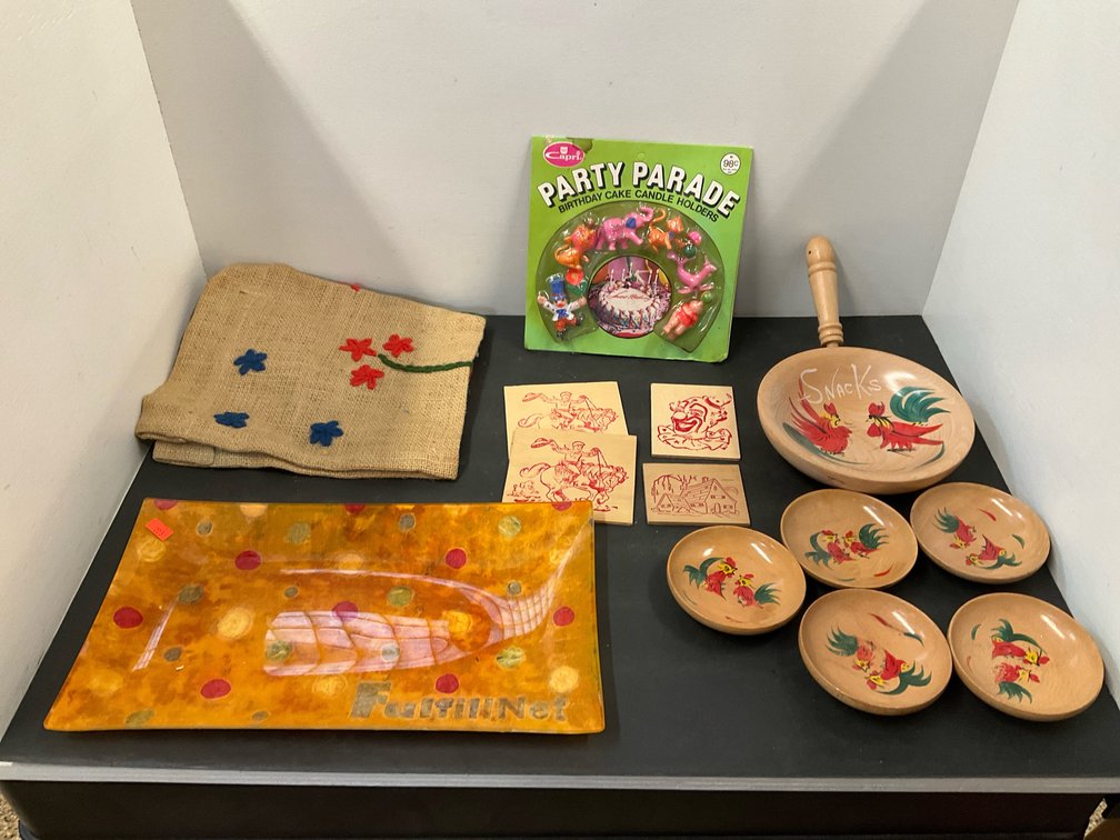 Wooden rooster snack set with glass tray & assorted decor