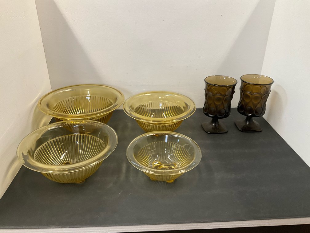 4 amber glass ribbed bowls & 2 footed goblets