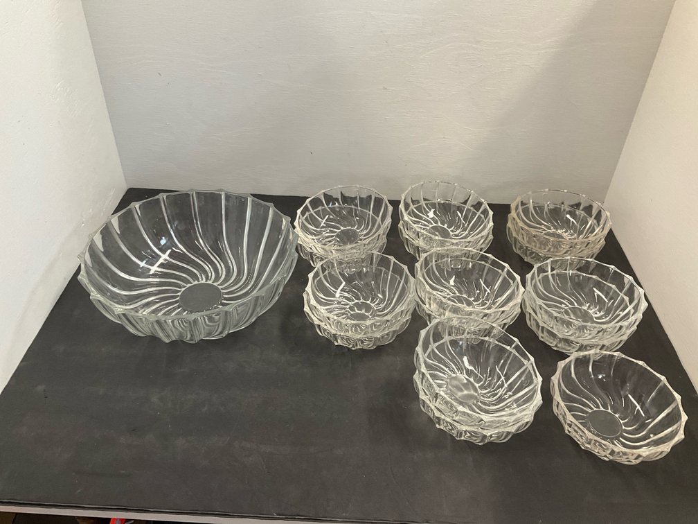 Clear pressed glass swirl ribbed bowl set