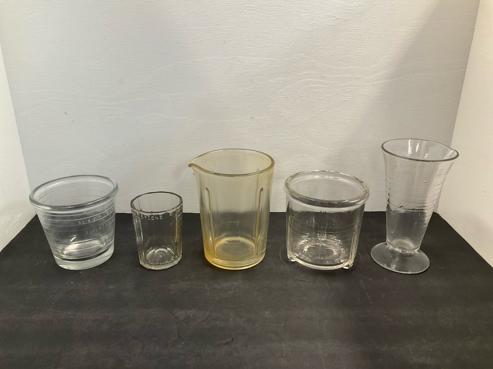Grouping of measuring cups & vessels