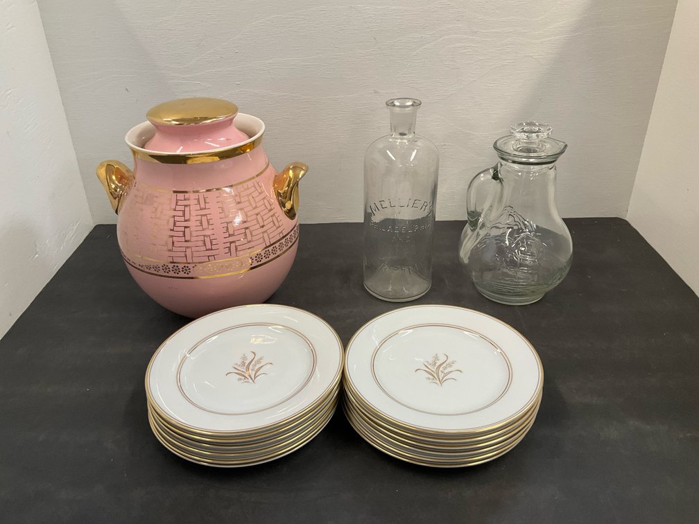 Grouping of china plates, ceramic jar & glassware