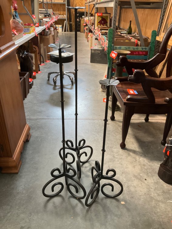Set of 3 graduated black metal floor candle stands