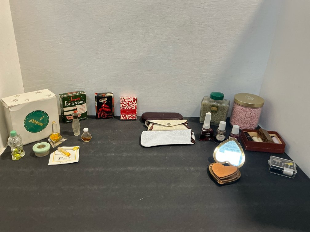 Assorted cosmetics, perfumes & vanity accessories