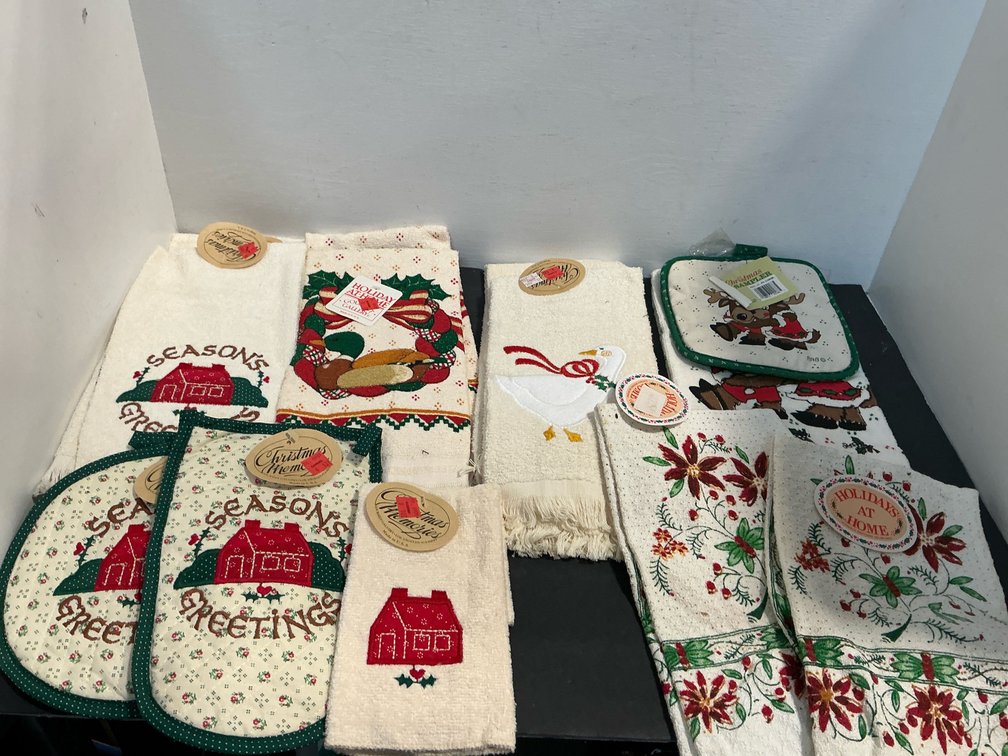 Assorted Christmas kitchen towels & potholders