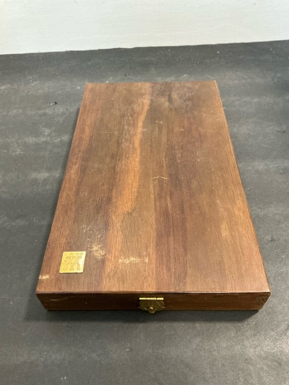 4 Zwilling J.A. Henckels steak knives with wood case