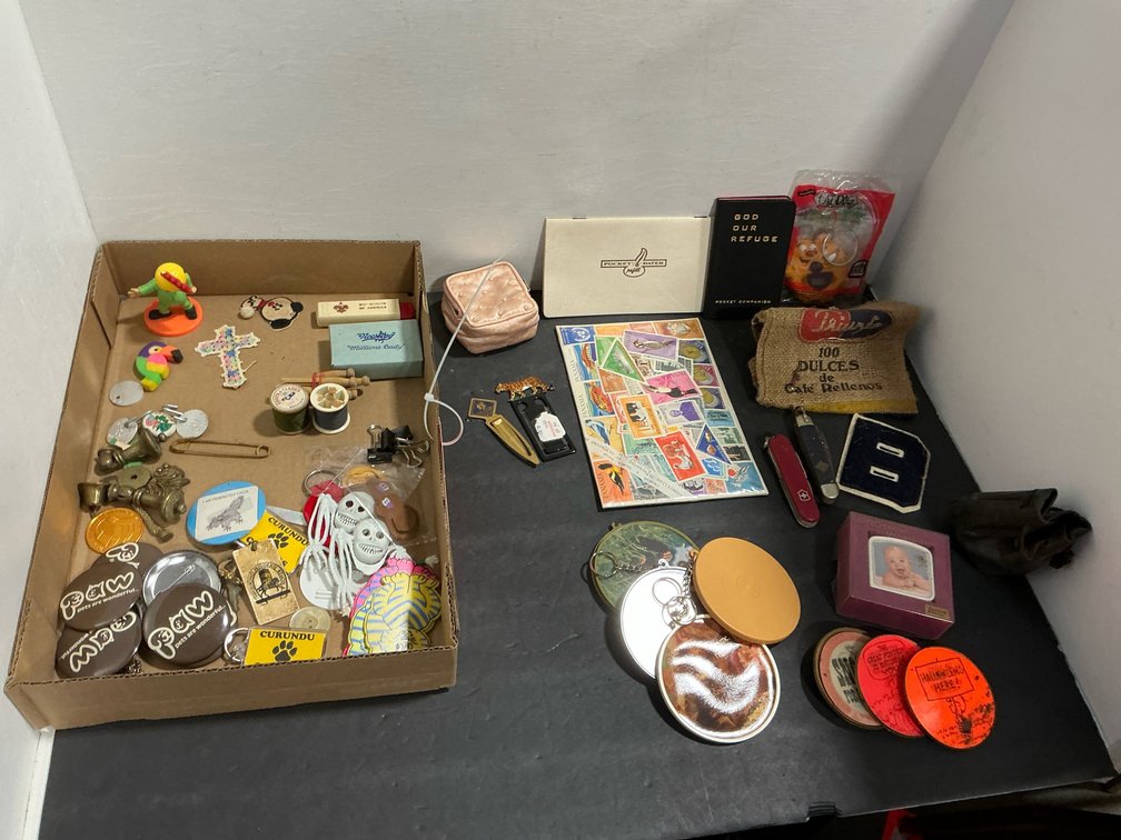 Grouping of pocket knives, pins, novelties & ephemera
