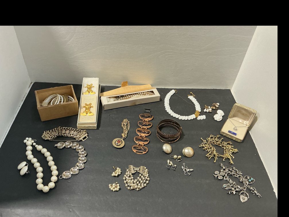 Grouping of costume jewelry necklaces, bracelets & earrings