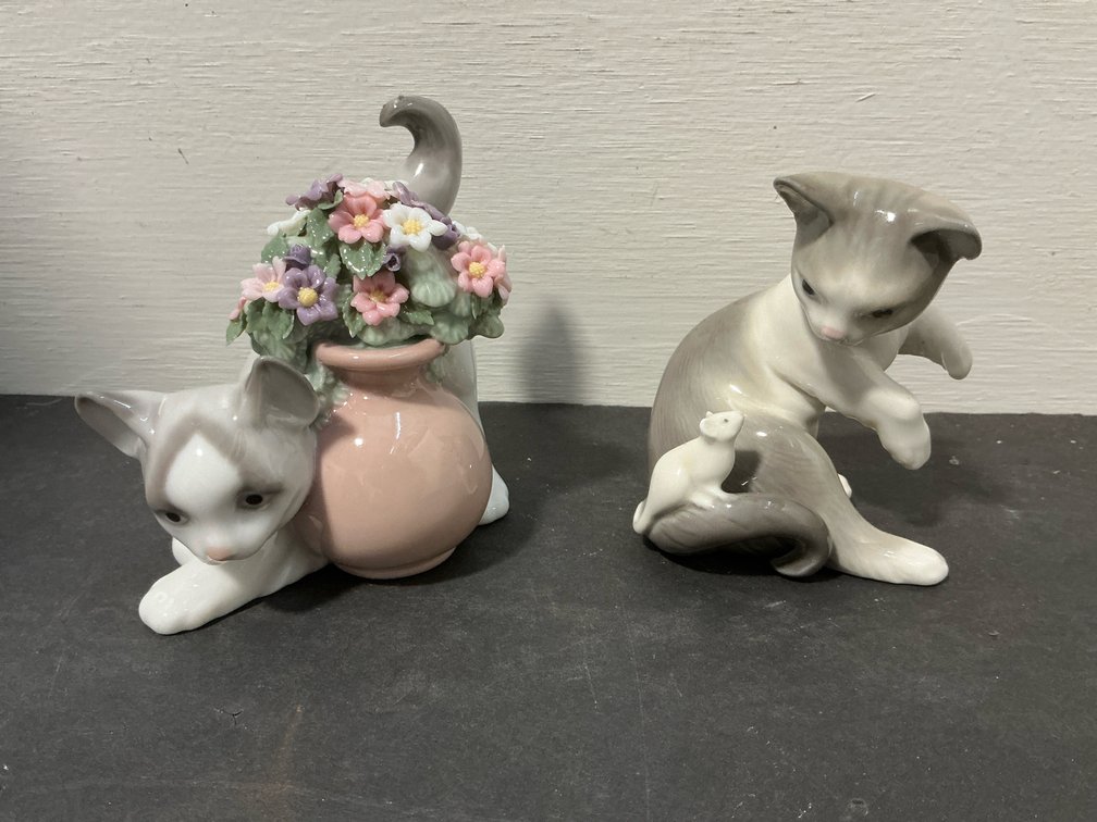 Lladro porcelain cat figurine with box