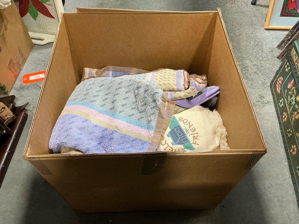 Box lot of assorted bath towels & linens