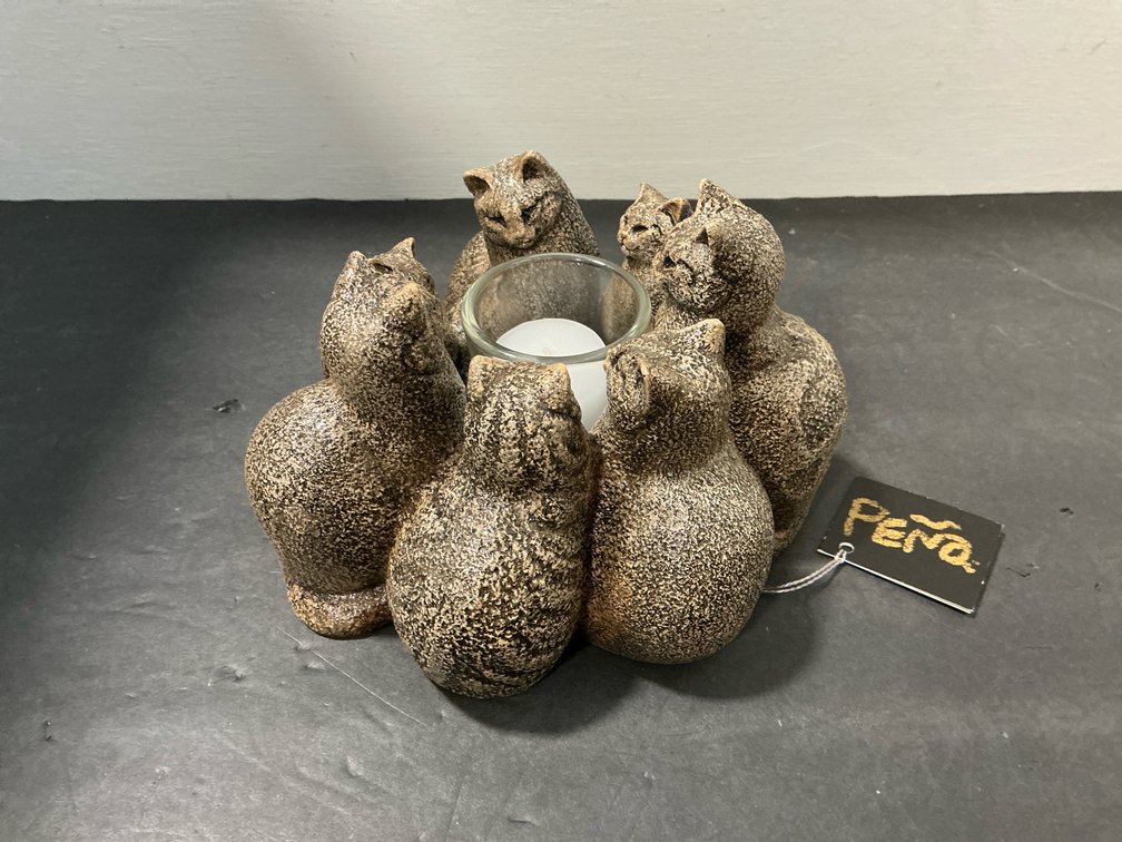 Windstone Editions Peña circle of cats candle holder