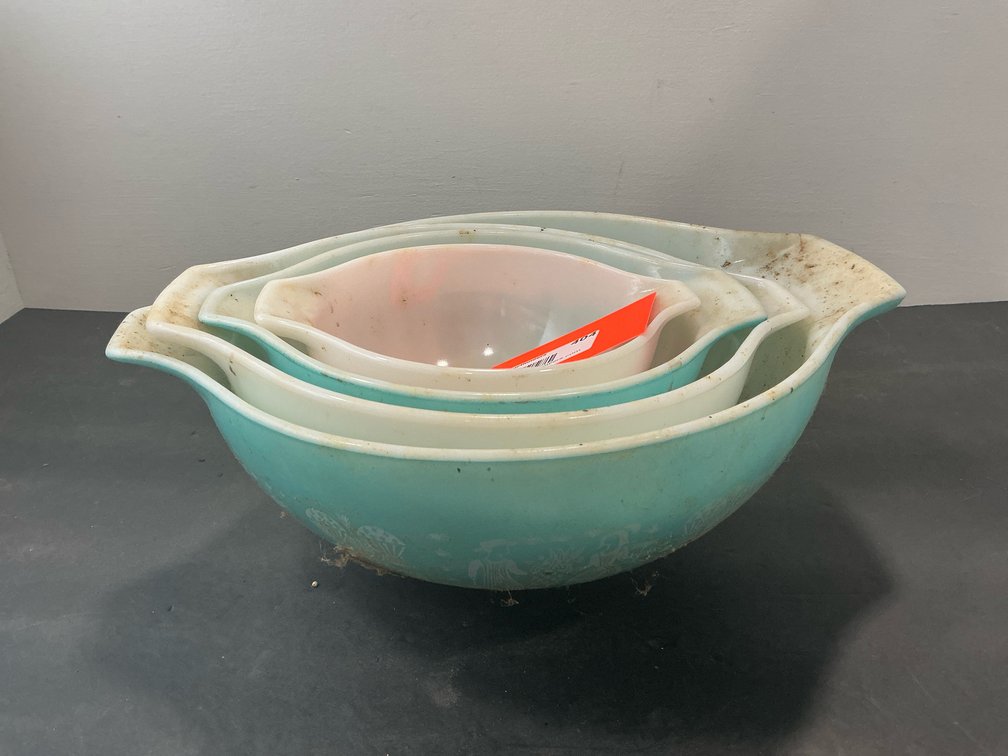 Set of milk glass Cinderella nesting mixing bowls