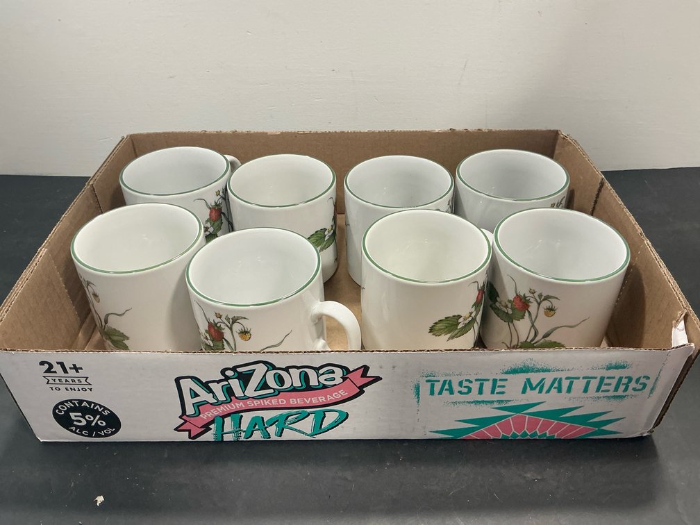 Ceramic mugs with strawberry botanical motif