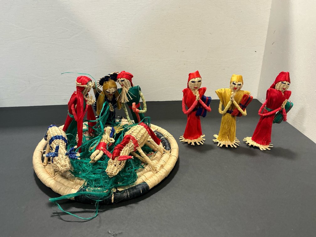 Woven straw nativity set with tray & figures