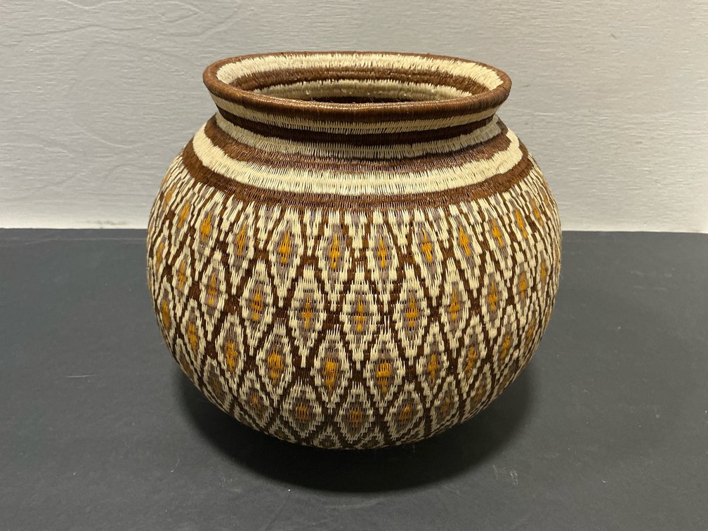 Coiled woven fiber basket with geometric diamond pattern