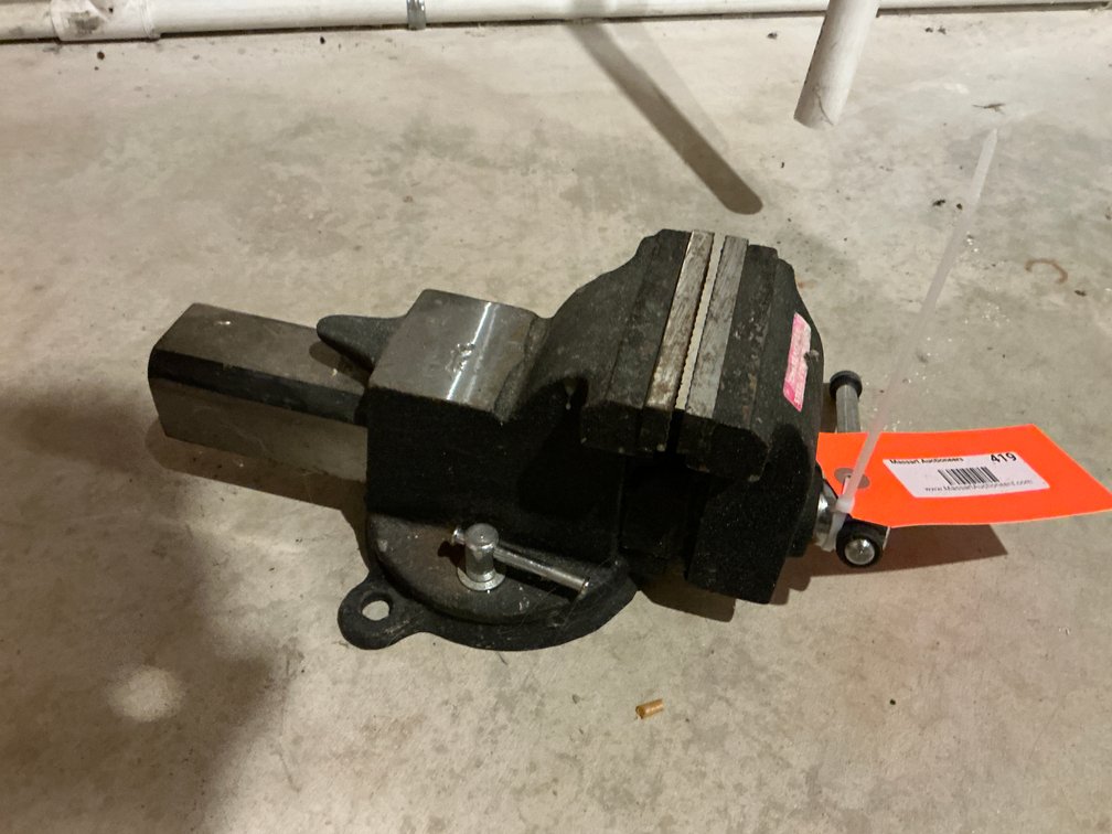 Cast iron swivel-base 4” bench vise with anvil - Basement