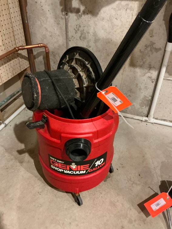 Genie 10 gallon 1.25 HP wet/dry shop vacuum - Basement