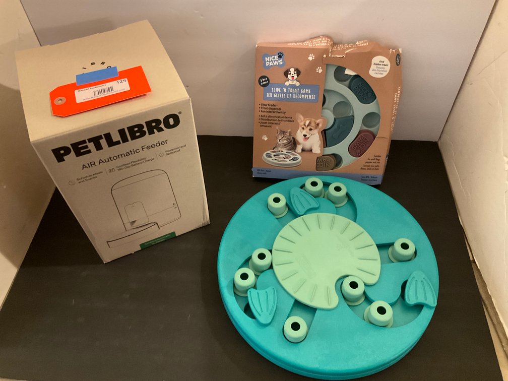 Automatic pet feeder & 2 interactive puzzle toys - Kitchen Main Level