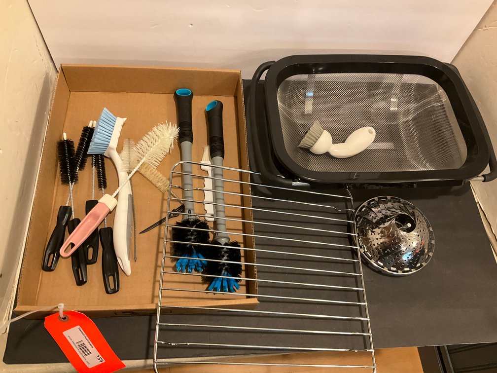 Expandable colander, steamer basket & cleaning brushes - Kitchen Main Level
