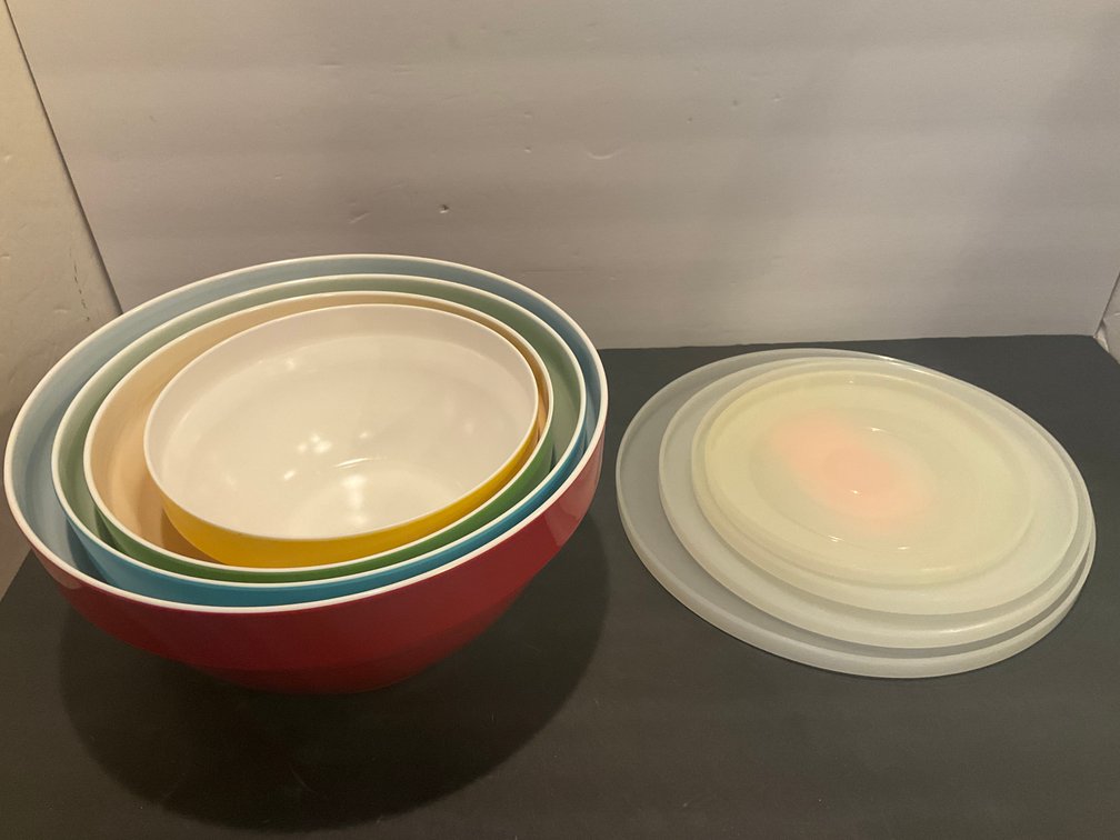 Set of nesting mixing bowls with lids - Kitchen Main Level