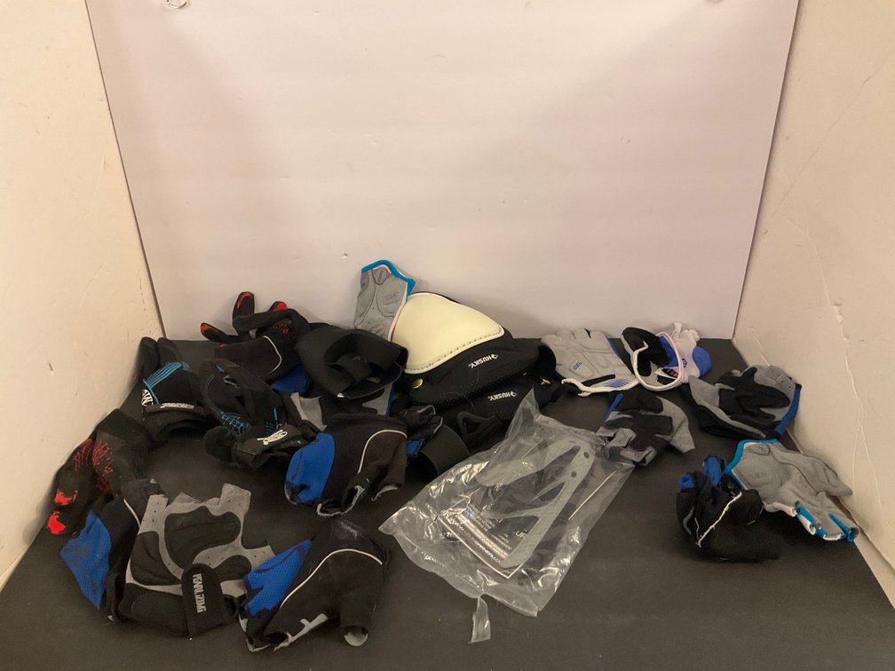 Pair of knee pads & assorted cycling gloves - Kitchen Main Level