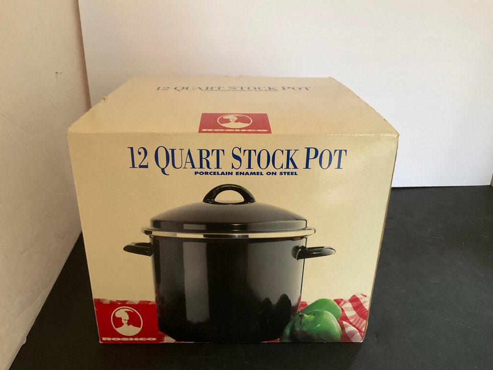 Roshco 12-quart porcelain enamel stock pot with lid - Living Room Main Level