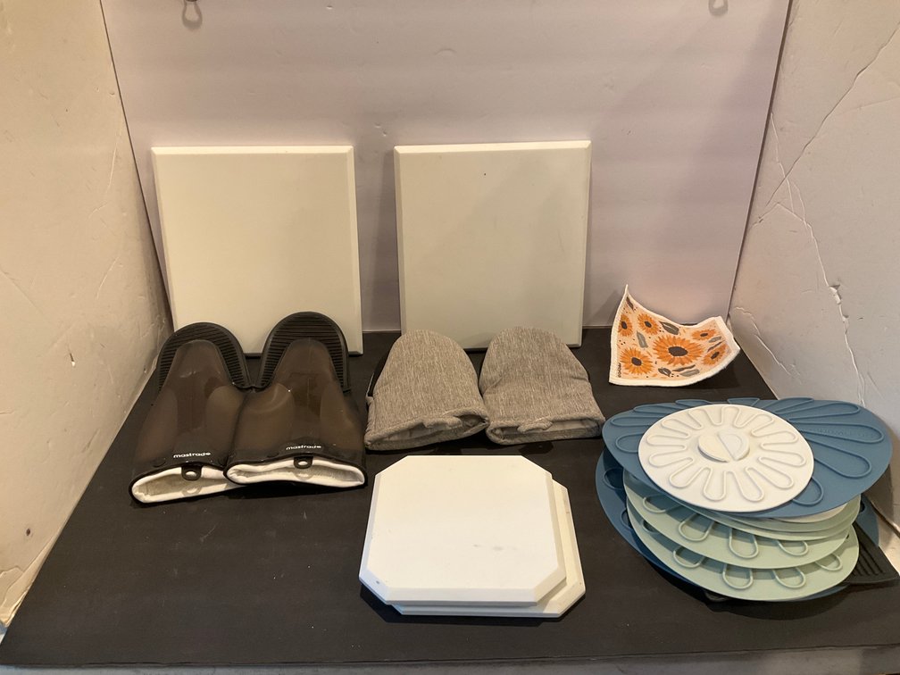 Silicone oven mitts, trivets & kitchen accessories - Kitchen Main Level