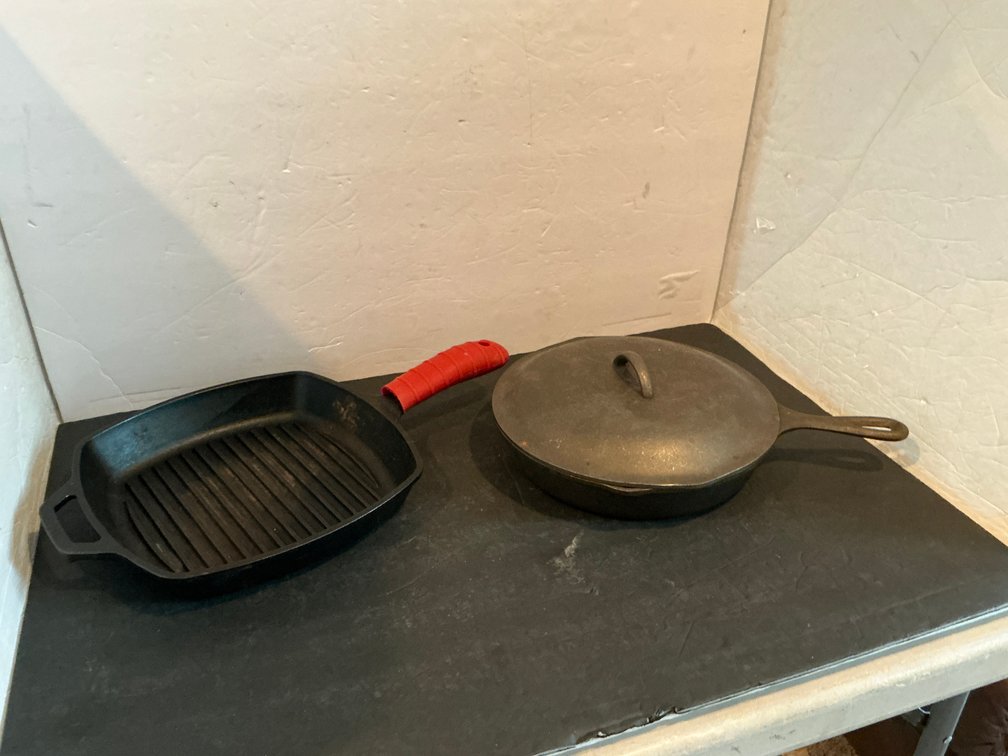 Lodge cast iron skillet with lid & square grill pan - Basement