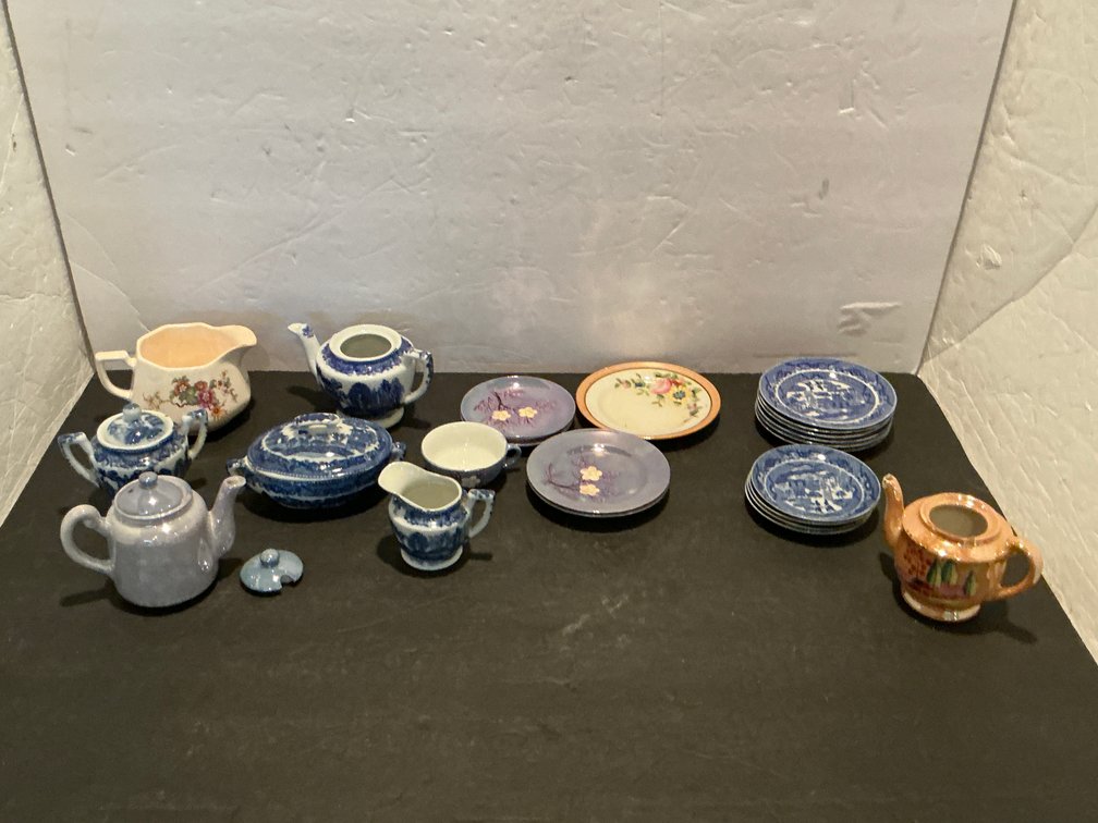 Miniature ceramic tea service & dishware pieces - Basement